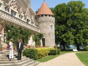 HattonchâtelHattonchatel Château & Restaurant La Table du Château的站在城堡台阶上的男人和女人