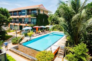 拉迈水疗花园酒店的享有酒店空中美景,设有游泳池