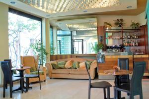 基安奇安诺泰尔梅马提尼酒店的客厅配有沙发和一些桌椅