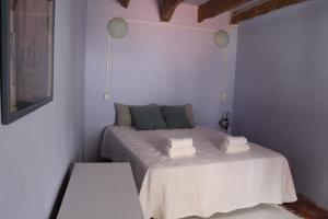 Bisbal del PenedèsCAL CUP casa reposo vacacional的一间卧室配有一张带两个枕头的床