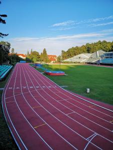 索波特hostel leśny的红色的赛道,背景是体育场