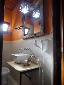 伊瓜苏港Si Mi Capitán - Cabañas & Habitaciones的浴室设有水槽和墙上的镜子