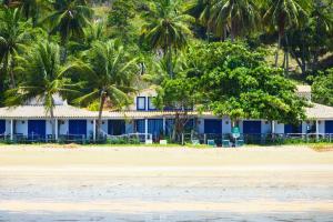 雅帕拉廷加艾斯塔拉菜亚旅馆的棕榈树海滩上的房子
