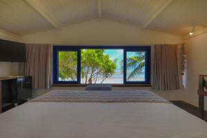 雅帕拉廷加艾斯塔拉菜亚旅馆的一间卧室设有一张大床和一个大窗户