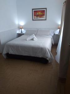 圣卡洛斯-德巴里洛切Departamento Céntrico en San Carlos de Bariloche的一间卧室配有一张床,上面有两条毛巾