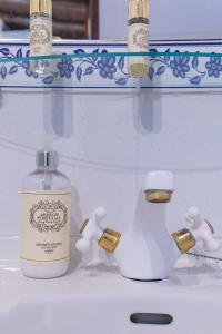 BrinchesCasa dos Moinhos Velhos的柜台上的一瓶水和一瓶肥皂