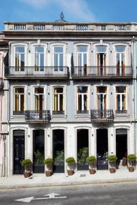波尔图Cocorico Luxury House - Porto的前面有盆栽植物的白色建筑