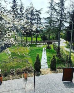 La Casinina伊尔贾尔迪诺戴尔诺西住宿加早餐旅馆的一座花园,花园内拥有小径和树木及鲜花