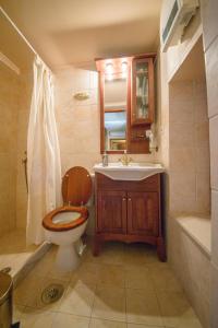 阿卡尼斯ARCHANES APPARTMENT的浴室配有卫生间、盥洗盆和浴缸。
