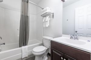格林维尔Motel 6-Greenville, SC - I-85 Near Downtown的浴室配有卫生间、盥洗盆和浴缸。