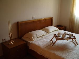 科帕罗Belvedere Adriatica的一间卧室配有一张带木制床头板和一张桌子的床。