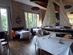 莱蓬德塞果树林餐厅酒店的墙上有海盗船的餐厅