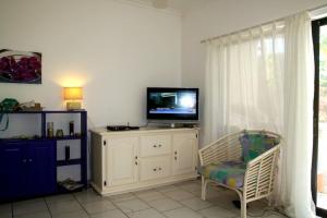 喀巴里特Beachfront apartment near Cabarete的客厅配有电视和椅子