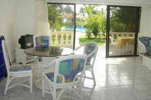 喀巴里特Beachfront apartment near Cabarete的一间带桌椅和电视的用餐室