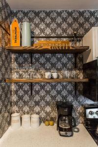 芝加哥Villa Dubois Guest House的厨房配有架子和台面上的咖啡壶