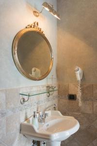 马奥莱Sunrise Guest House的一间带水槽和镜子的浴室