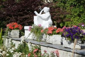 阿诺尔德施泰因Ferienhaus Kramser的坐在一束鲜花中的女人的雕像