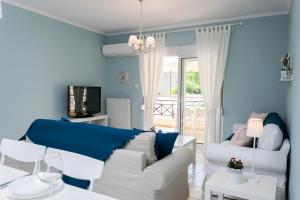 尼亚普拉莫斯Casa di Emma的客厅设有白色沙发和蓝色的墙壁。