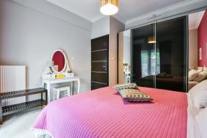 雅典Star Acropolis Apartment的一间卧室配有粉红色的床和粉色毯子