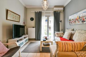 雅典Star Acropolis Apartment的带沙发和电视的客厅