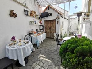 拉巴斯卡萨融合精品酒店 的庭院设有2张桌子和白色桌布