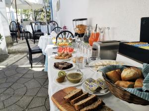 拉巴斯卡萨融合精品酒店 的桌上有面包和其他食物
