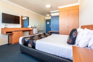 霍巴特黑水牛酒店的配有一张床和一张书桌的酒店客房