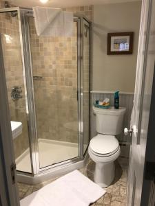 普罗温斯敦里维尔宾馆的带淋浴和白色卫生间的浴室