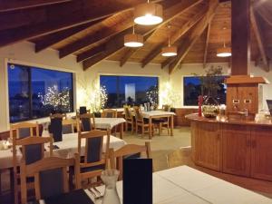 凯特里特里基米欧拉生态度假酒店的餐厅设有桌椅和窗户。
