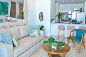 卡塔赫纳Luxury Alojamientos Namaste-Morros City的客厅配有沙发和桌子