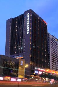 广州广州珠江新城希尔顿欢朋酒店的前面灯火辉煌的黑色建筑
