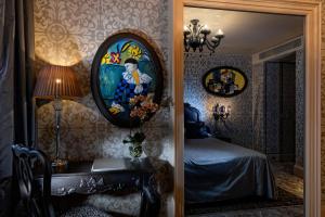 威尼斯麦唐娜大厦酒店的一间带镜子、桌子和床的卧室