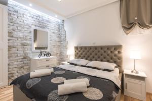 里耶卡Pipo的一间卧室设有一张大床和砖墙