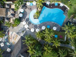 贝尔马尔Solana Beach Mauritius - Adults Only的享有度假村游泳池的顶部景致