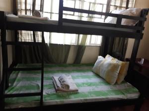 圣胡安CVNB guesthouse的双层床的下铺配有毛巾