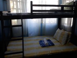 圣胡安CVNB guesthouse的双层床的一张床位,上面有电话