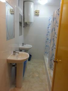 英格兰海滩Hostal Casa de Huéspedes San Fernando - Adults Only的一间带水槽和两个卫生间的浴室