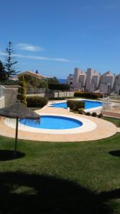 APARTAMENTO JUNTO AL MAR EN LA COSTA DE ALMERIA内部或周边的泳池