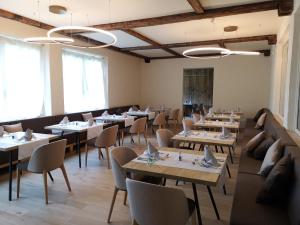 崔聂斯Bonfanti Design Hotel的用餐室设有桌椅和窗户。
