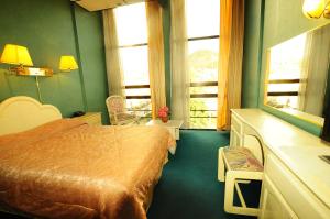 苏克雷格洛列塔酒店的酒店客房设有床和窗户。