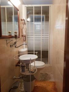 戈韦阿A Casinha do Beco的一间带水槽和窗户的浴室