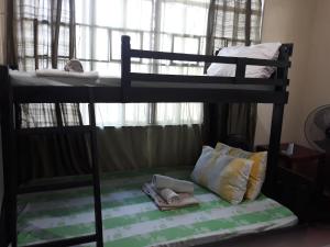 圣胡安CVNB guesthouse的带窗户的客房内的两张双层床