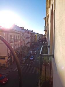 安特克拉卡斯蒂利亚酒店的阳台享有城市街道的景致。