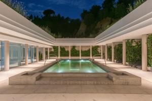 圣科洛马·德法尔巴尔尼亚里奥瑞翁温泉酒店的一座带天花板的建筑中的室内游泳池
