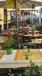 博尔格阿布贾诺Affittacamere Come a Casa的室外餐厅设有桌椅和遮阳伞。