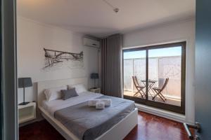波尔图林多谷旅馆的一间卧室设有一张床和一个大窗户