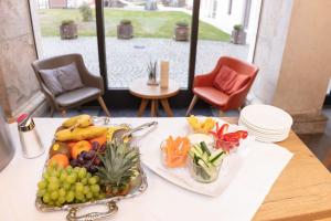 皮恩山口附近施皮塔尔皮恩山口附近施皮塔尔JUFA酒店的一张桌子上放着一盘水果和蔬菜