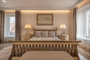帕兰加Hotel Pušų paunksnėje的一间卧室配有一张床和两盏灯及窗户。