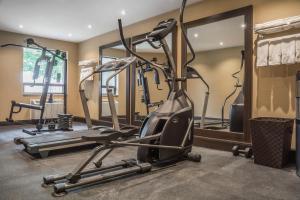 查塔姆查塔姆康福特茵酒店的健身房设有数台跑步机和跑步机