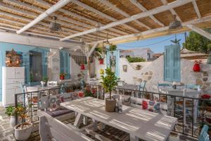 普拉塔尼亚斯Sonio Beach - Que Bella Collection的阳台的天井配有桌椅